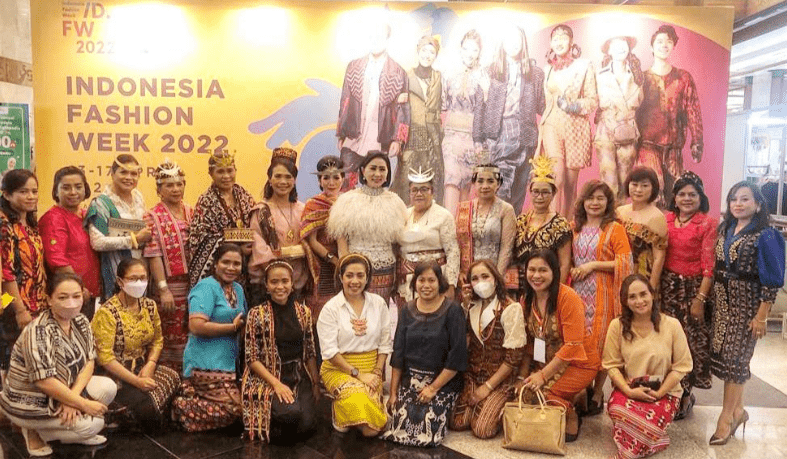 Busana Tenun NTT Memukau di Ajang Indonesia Fashion Week 2022