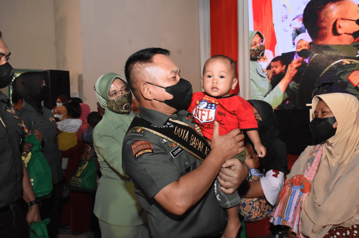 Kasad Dikukuhkan Sebagai Duta Bapak Asuh Anak Stunting